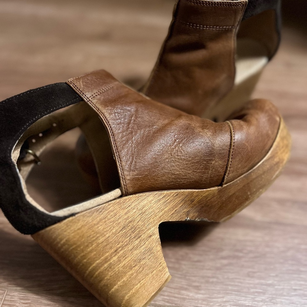 Free people perfect for Fall Leather Clogs Size 39 US 8.5 or 9